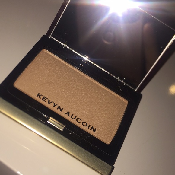 Kevin Aucoin highlighting celestial powder. New - Picture 1 of 3